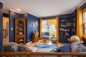 River Drive Retreat - Family Neighborhood sleeps 10