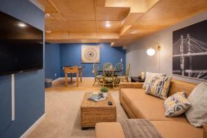 River Drive Retreat - Family Neighborhood sleeps 10