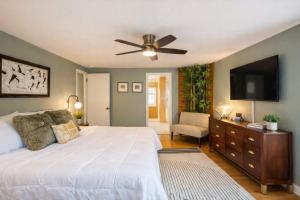 River Drive Retreat - Family Neighborhood sleeps 10