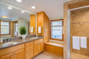 River Drive Retreat - Family Neighborhood sleeps 10