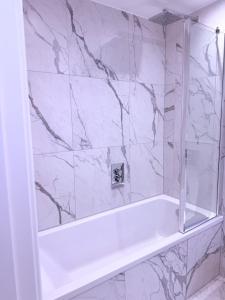 Modern Margate Retreat with Balcony & Parking