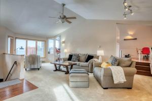 Lakefront Estate w Private Beach on Flathead Lake