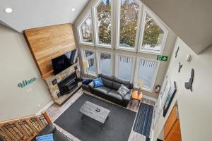 Executive-BBQ-Full-Kitchen-Washer-Dryer-Sauna-Backyard-Parking-Air-Conditioning