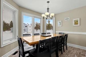 Executive-BBQ-Full-Kitchen-Washer-Dryer-Sauna-Backyard-Parking-Air-Conditioning