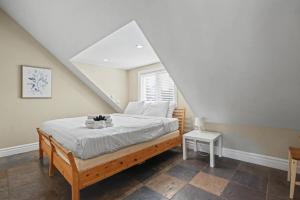 Executive-BBQ-Full-Kitchen-Washer-Dryer-Sauna-Backyard-Parking-Air-Conditioning