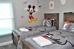 Luxury Retreat with 2 Master Suites Pool & Hot Tub BBQ Pool Table 2 Miles Disney