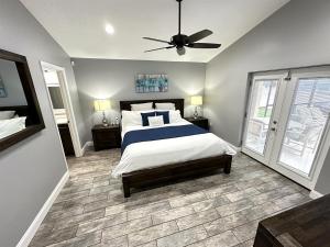 Luxury Retreat with 2 Master Suites Pool & Hot Tub BBQ Pool Table 2 Miles Disney