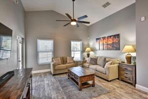 Luxury Retreat with 2 Master Suites Pool & Hot Tub BBQ Pool Table 2 Miles Disney
