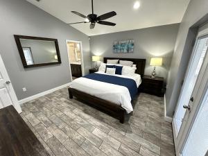 Luxury Retreat with 2 Master Suites Pool & Hot Tub BBQ Pool Table 2 Miles Disney