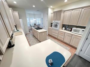 Lakefront Getaway LG South Facing Pool Hot Tub Pool Table & BBQ - 2 miles Disney