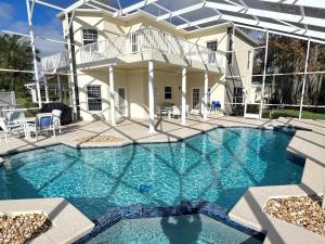 Lakefront Getaway LG South Facing Pool Hot Tub Pool Table & BBQ - 2 miles Disney