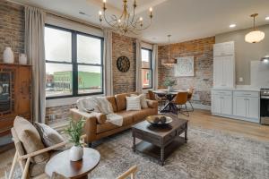 Historic Lawrenceburg Loft: Balcony + Square Views