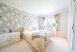 Sleeps 5, 3 Bedroom House in Leeds-Bradford