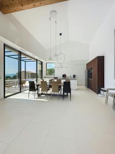 Villa With Panoramic Views And Pool In Gordes