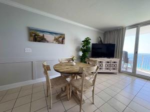 Oceanfront 23rd floor Condo Pools Gym Wifi