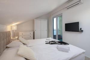 Villa Jolara With Heated Pool - Deluxe Apartments 4 & 19