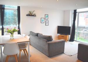 Cawley Priory, Spacious 2 Bedroom City Centre Flat with Parking Space - Chichester Holiday Properties