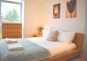 Cawley Priory, Spacious 2 Bedroom City Centre Flat with Parking Space - Chichester Holiday Properties