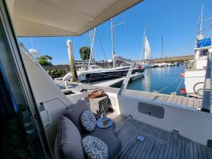 BOAT APPART TITANIC Cherbourg motor yacht à quai ROSE STAR