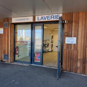 BOAT APPART TITANIC Cherbourg motor yacht à quai ROSE STAR