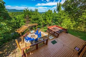 Panoramic Mtn View! 6BR Cabin, Fire Pit, BBQSL 17
