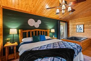 Panoramic Mtn View! 6BR Cabin, Fire Pit, BBQSL 17
