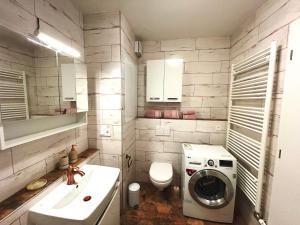 Modern and quiet apartment with air conditioning and private parking