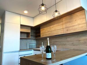 Modern and quiet apartment with air conditioning and private parking