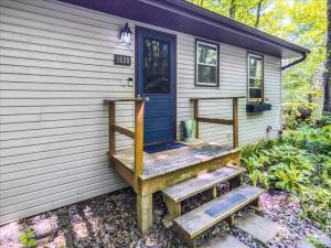 Cozy Lake House with Fireplace, Views, Close to Skiing!