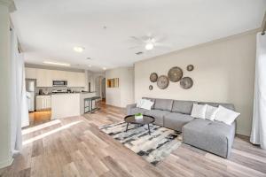 2BR Modern Pet-Friendly Condo 6 mins from Disney