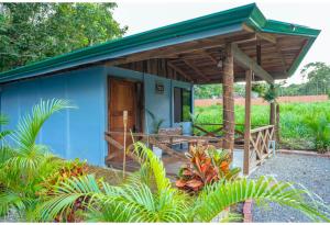 Cabin in the woods with jacuzzi, terrace and campfire
