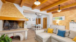 Beautiful villa Dussich with pool near Oprtalj