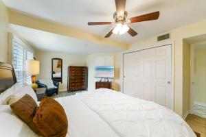 Corner Unit Beachfront with Secluded Beach!
