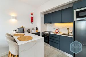 Moai - Dream Lodging