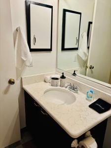 Heart of The Villages, Near Sumter Landing! 2BR-2BA New Golf Cart-Guest IDs included!