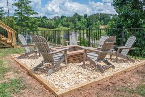Stunning Modern Retreat! Year-Round Swim Spa | Hot Tub | Movie Room | Firepit