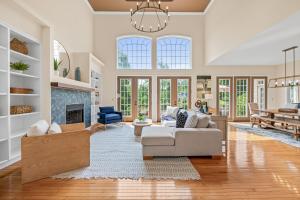 Stunning Modern Retreat! Year-Round Swim Spa | Hot Tub | Movie Room | Firepit