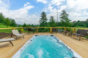 Stunning Modern Retreat! Year-Round Swim Spa | Hot Tub | Movie Room | Firepit