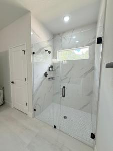 4BR Corporate Ready Home Fast Wi-Fi and Workspace