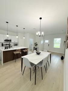 4BR Corporate Ready Home Fast Wi-Fi and Workspace