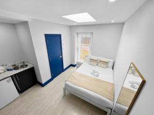 Greenford Studios 17 min to Wembley Stadium