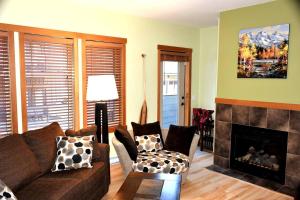 Renovated 2BR, Heated Pool, 3 Hot Tubs, Pets ok!
