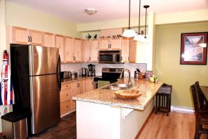 Renovated 2BR, Heated Pool, 3 Hot Tubs, Pets ok!
