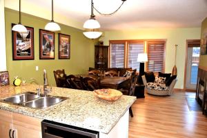 Renovated 2BR, Heated Pool, 3 Hot Tubs, Pets ok!