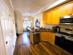 Renovated Chalet at Mystic Springs, Pool, Hot Tub!