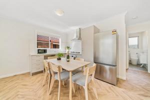 Modern Family Home Near Fiona Stanley & Murdoch Uni