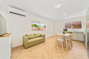 Modern Family Home Near Fiona Stanley & Murdoch Uni