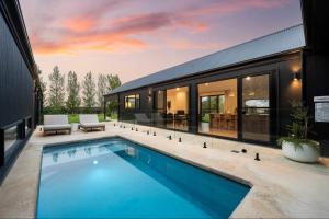 Jarli Barn - Refined Wine Country Retreat with Pool