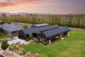 Jarli Barn - Refined Wine Country Retreat with Pool