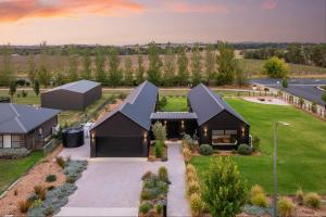Jarli Barn - Refined Wine Country Retreat with Pool